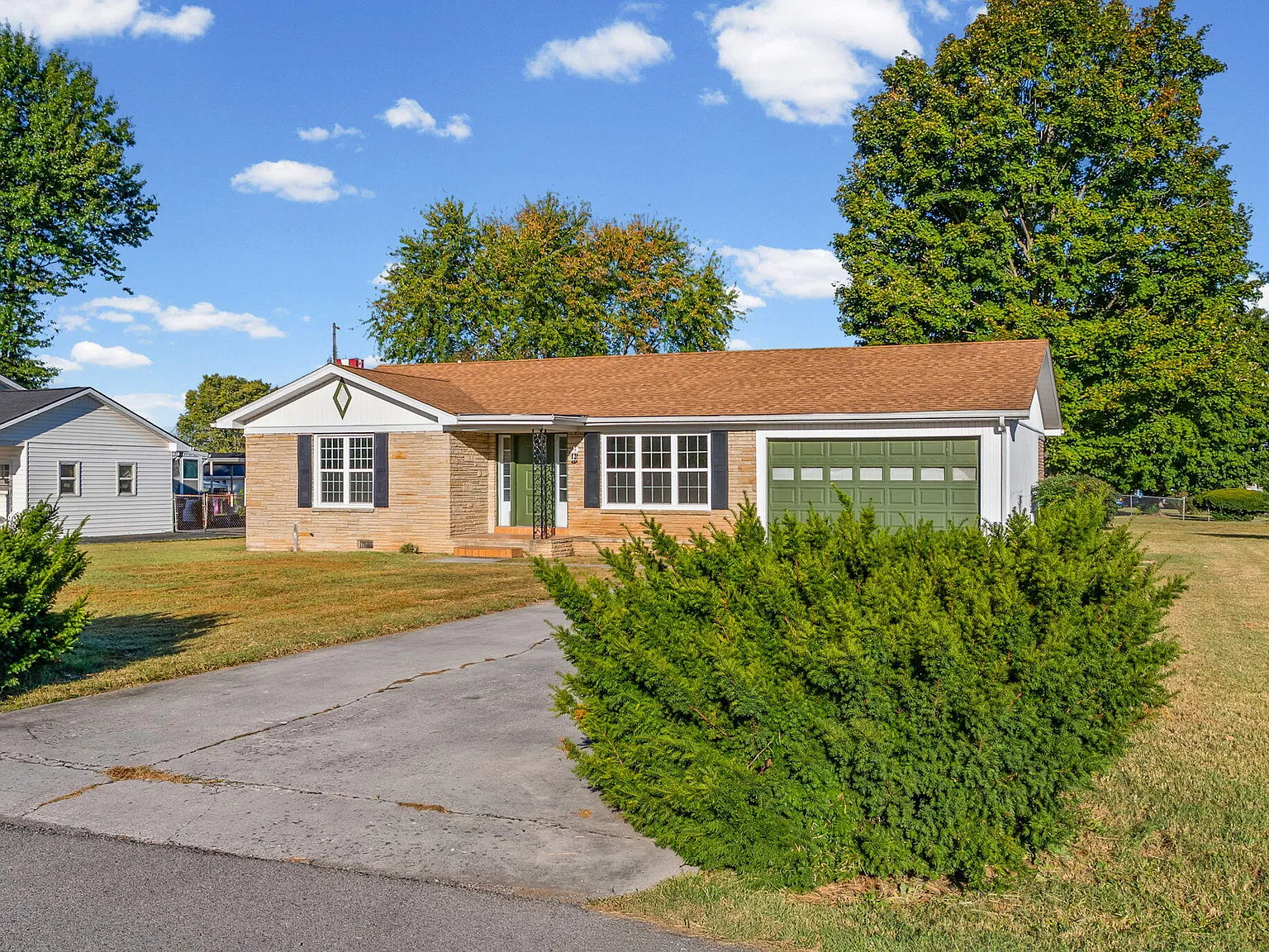 3 bed, 2.0 bath, 1256 sqft, $1,200 — Photo 3