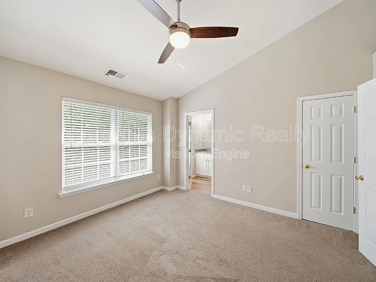 1526 Royal Auburn Ave — Photo 18