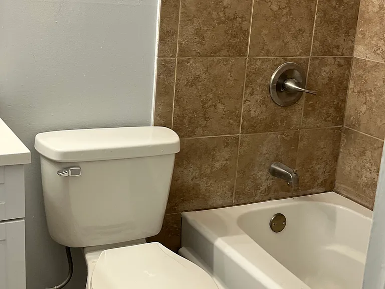 2526 Dexter St E — Photo 16