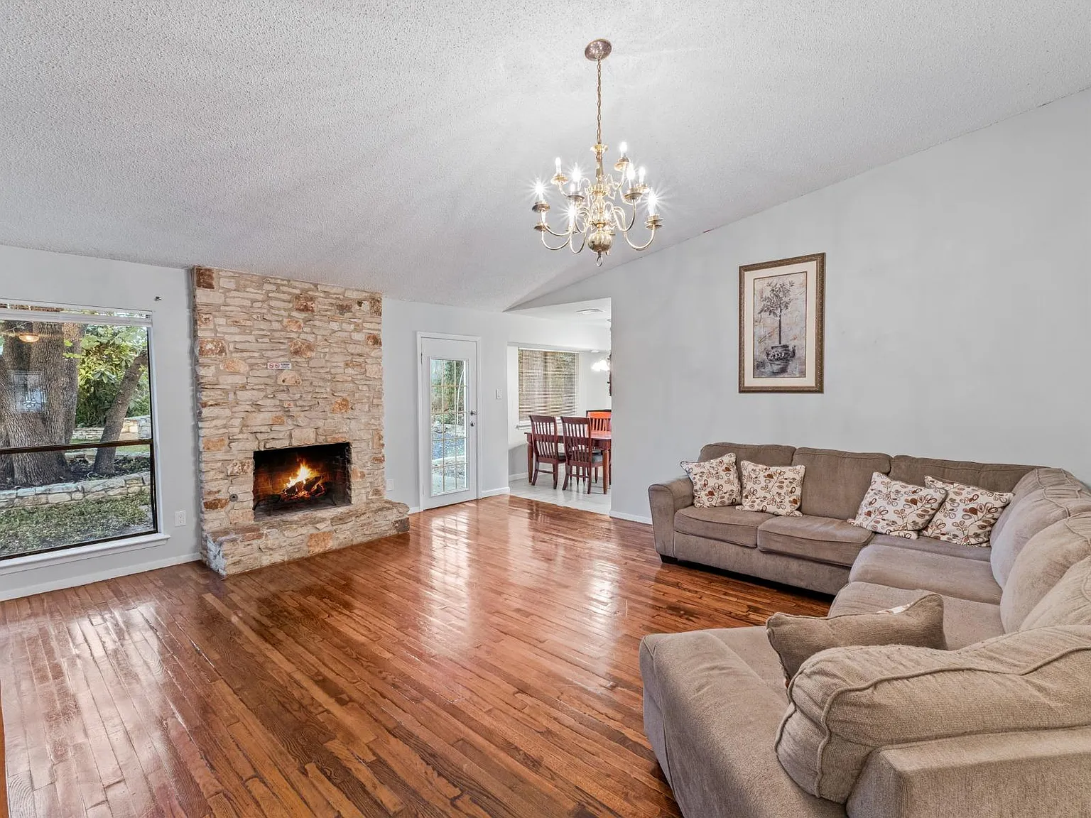 4 bed, 2.0 bath, 1483 sqft, $2,400 — Photo 2