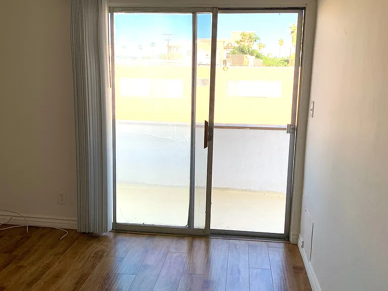 17830 Magnolia Blvd #11 — Photo 7