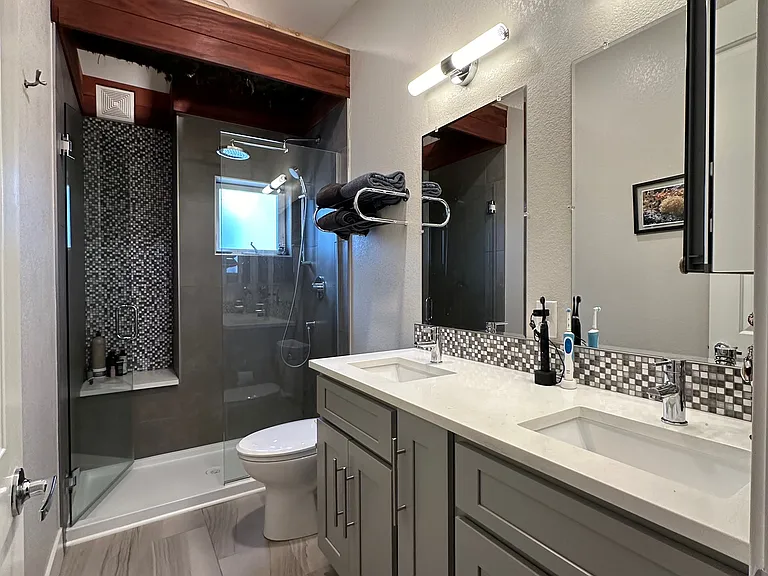 Primary bathroom (3rd floor)
