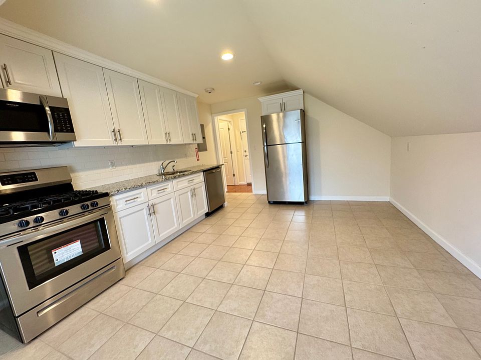 SPACIOUS KITCHEN AND DINE AREA