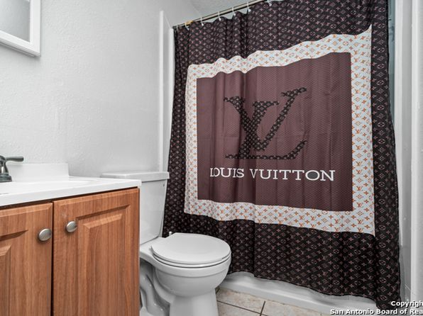 Louis Vuitton Bathroom - Photos & Ideas