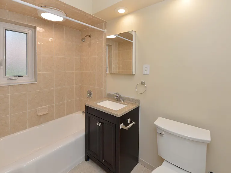Cameron Apartments — Photo 14