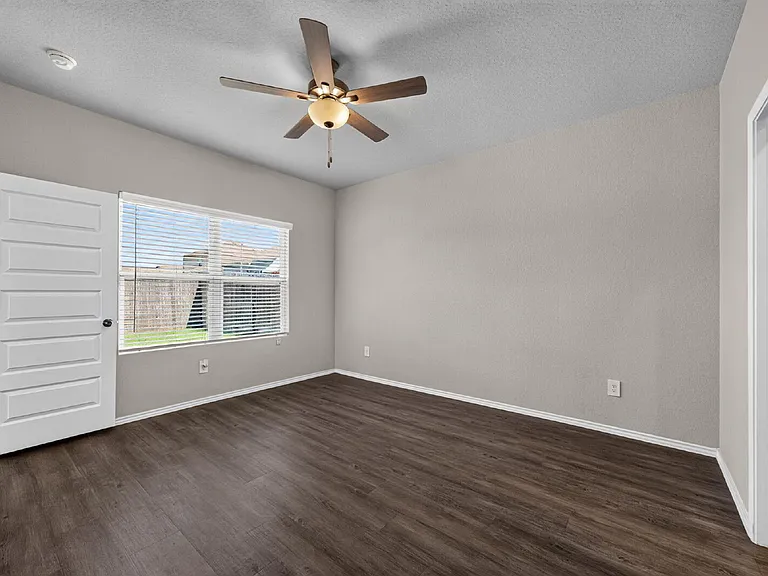 579 Jennifer Way — Photo 13