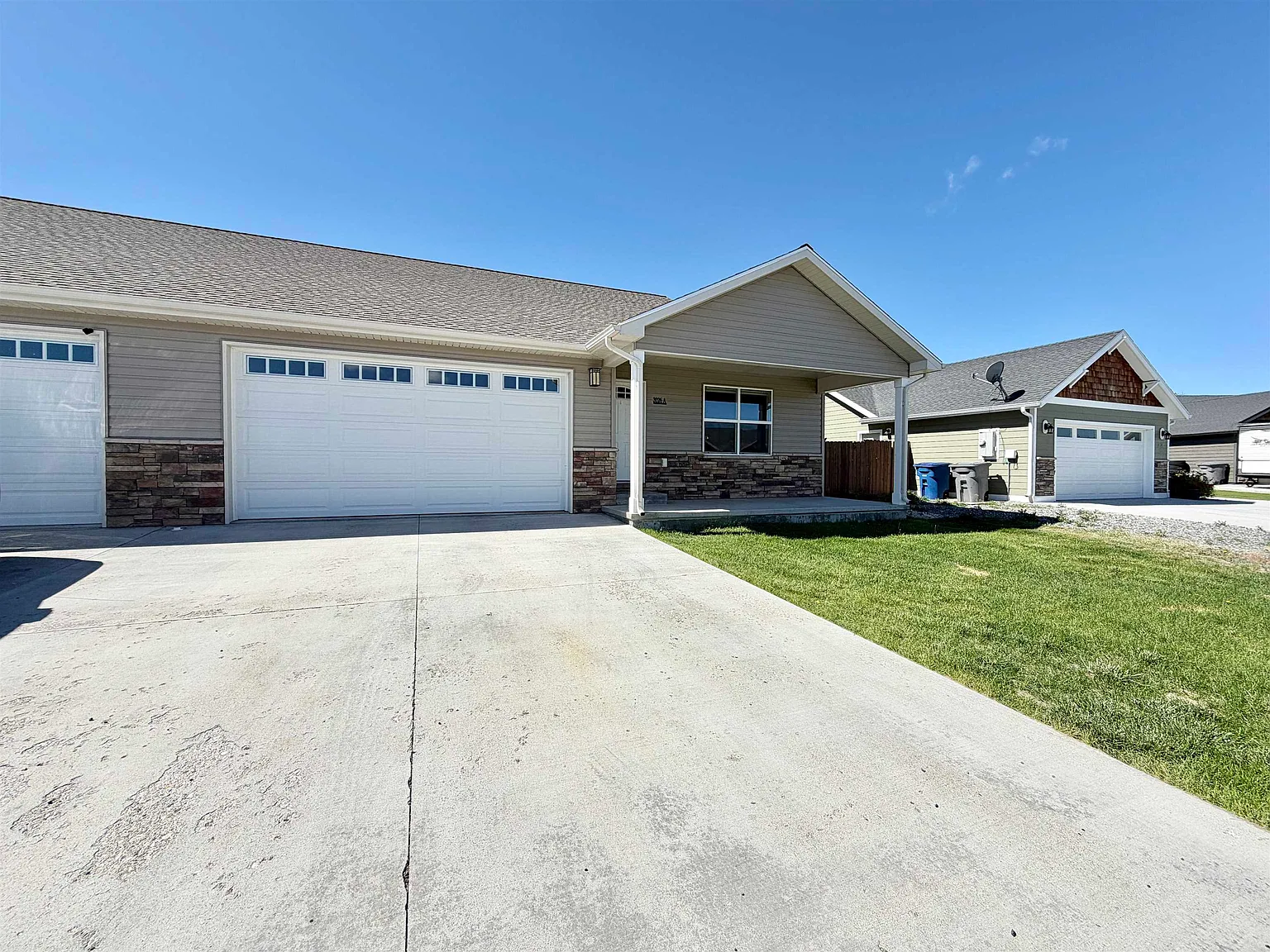 3 bed, 2.0 bath, 1229 sqft, $1,900 — Photo 2