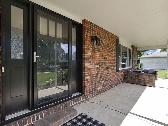 4th image of 372 Depauw Ct