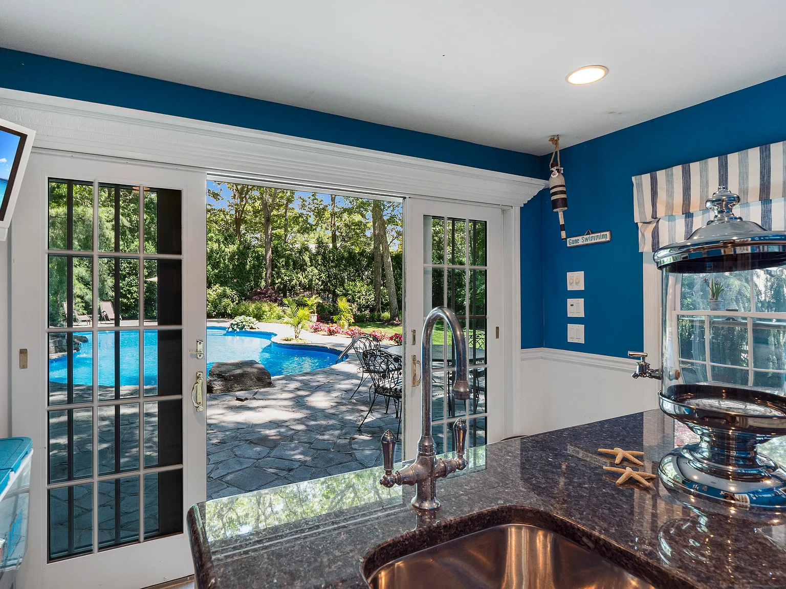 Southampton Perfection with Heated Saltwater Pool — Photo 3