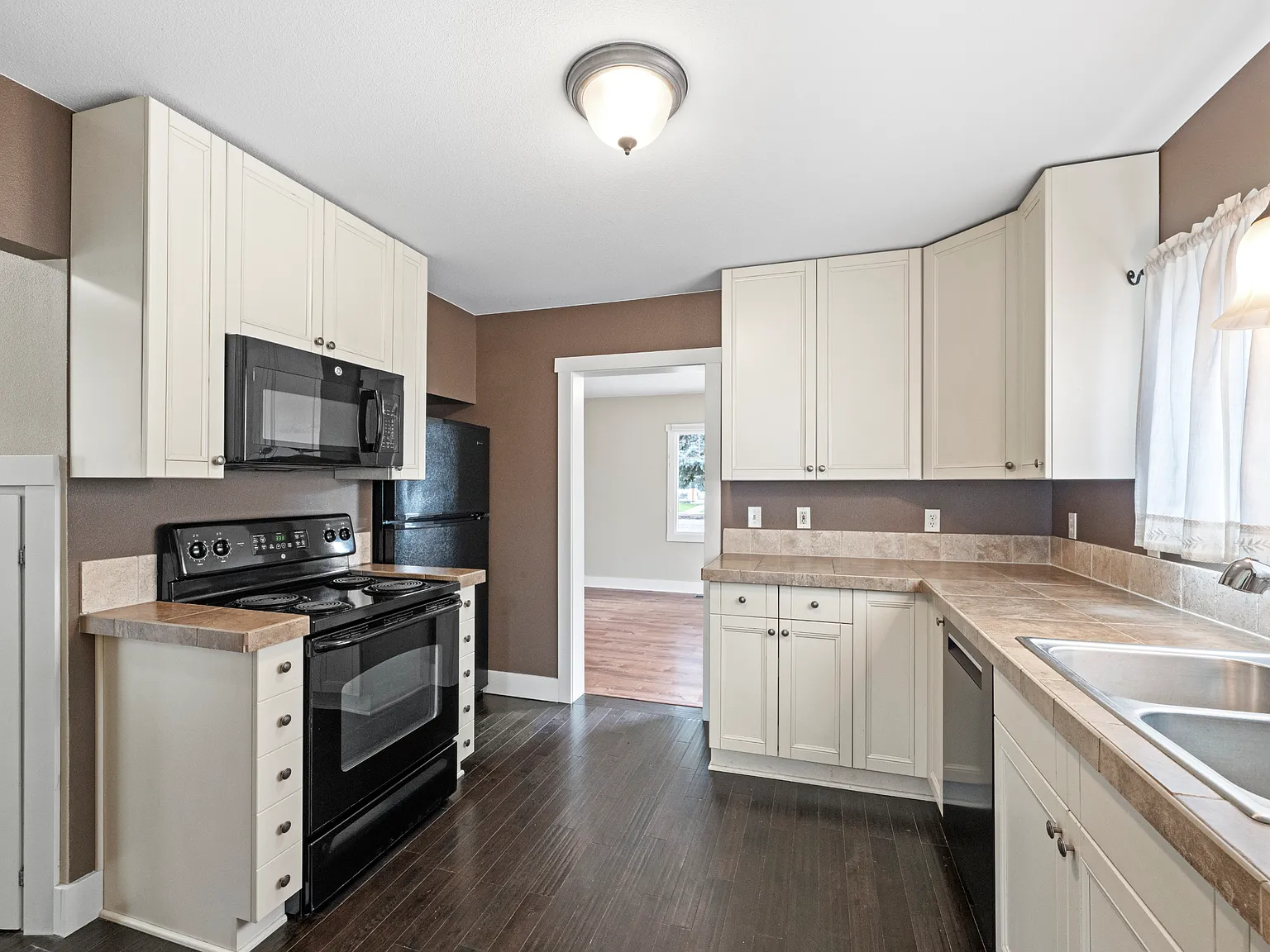 3 bed, 1432 sqft, $2,200 — Photo 4
