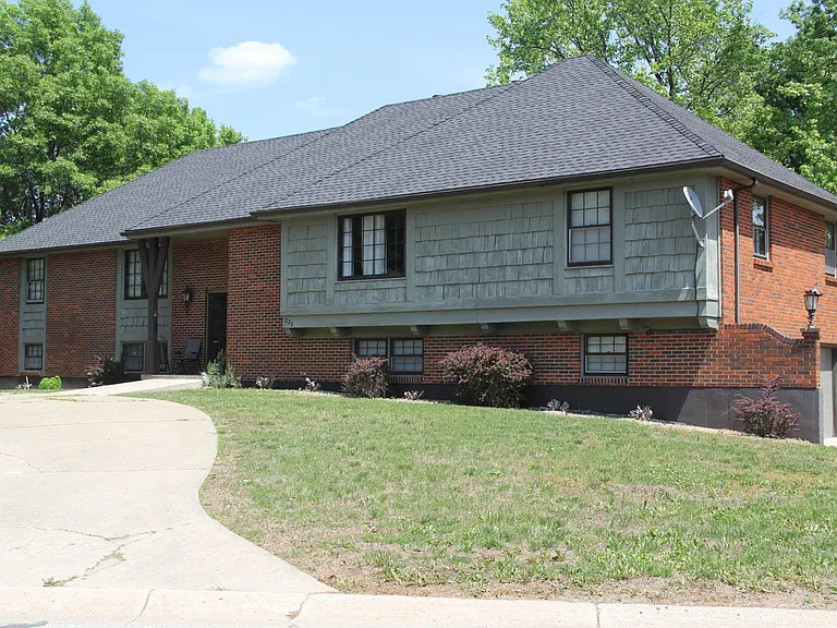 220 NW Highland Ln — Photo 1