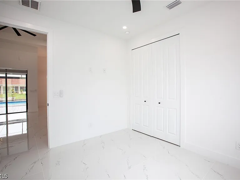 407 SE 16th St — Photo 13