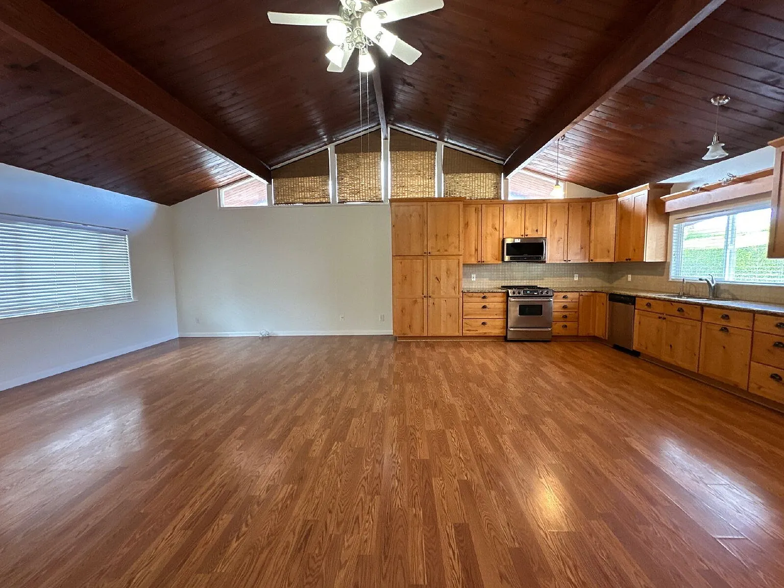 3 bed, 2.0 bath, 1334 sqft, $3,400 — Photo 4