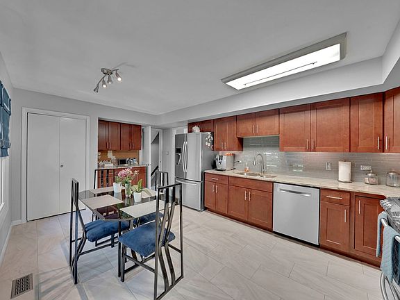 5th image of 214 Edgebrook Dr