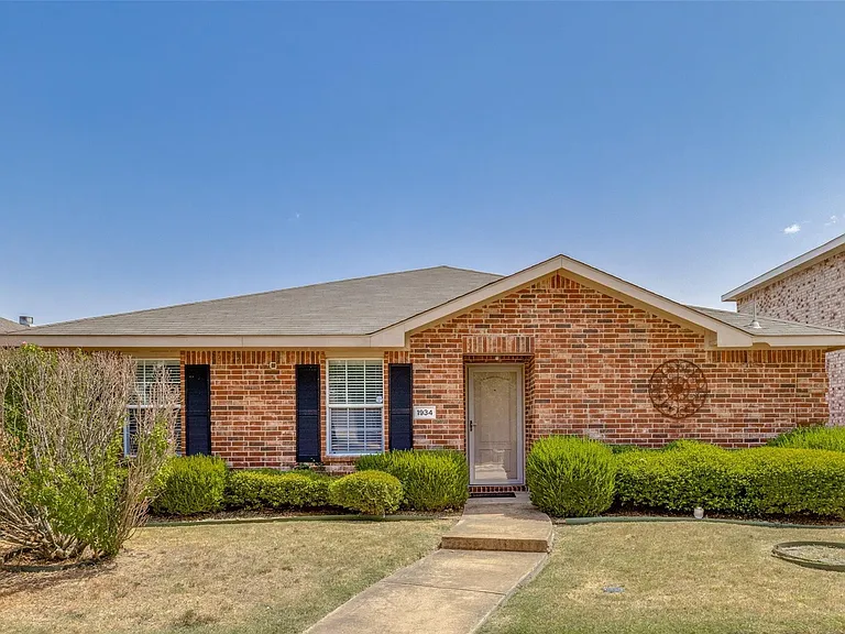 1934 Mosley Dr — Photo 1