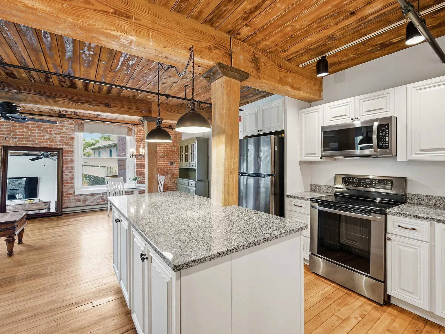 2 bed, 1001 sqft, $3,100 — Photo 3