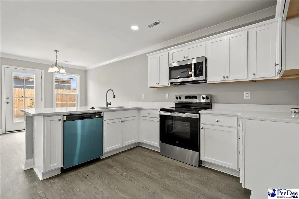3 bed, 1350 sqft, $1,900 — Photo 3