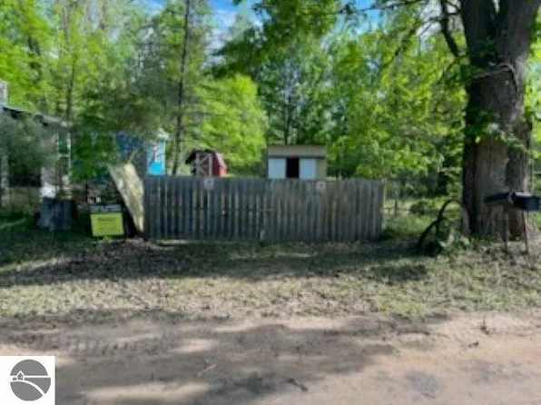 11803 E Millbrook Rd, Shepherd, MI 48883