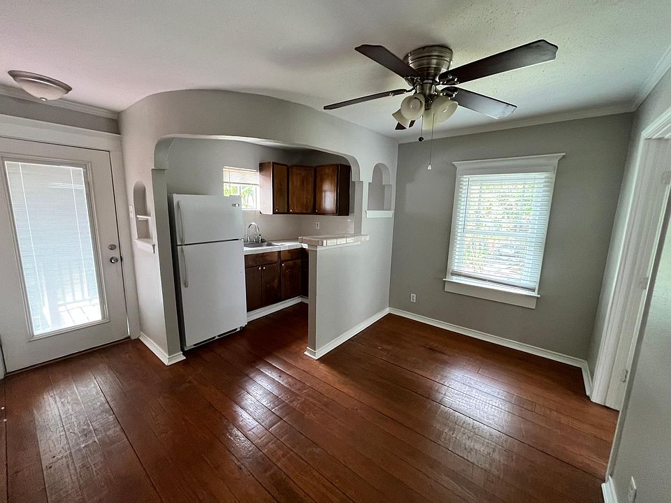 Entry/Living Room/Kitchen