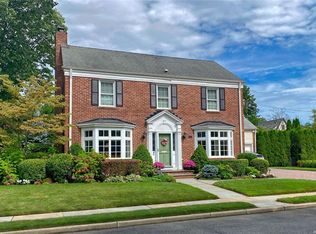 123 Lee Rd, Garden City, NY 11530