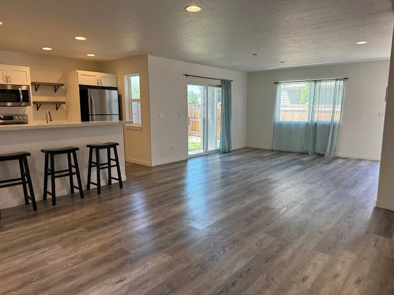 639 SE Reed Market Rd #2 — Photo 5