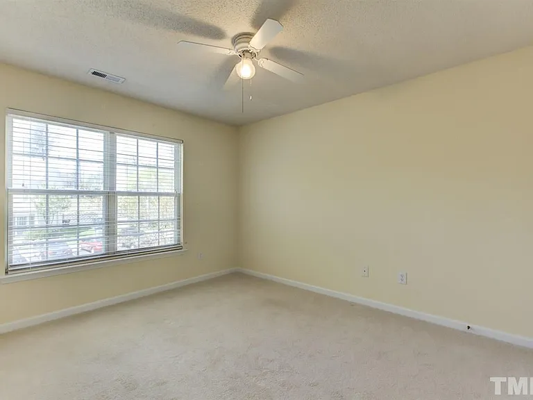 100 Parklane Dr — Photo 7