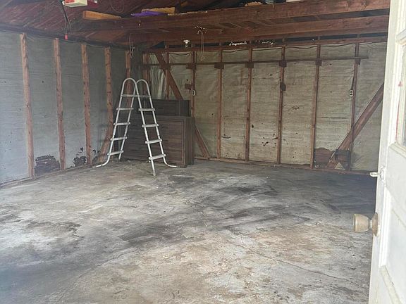 3rd image of 250 S Leonard Ave