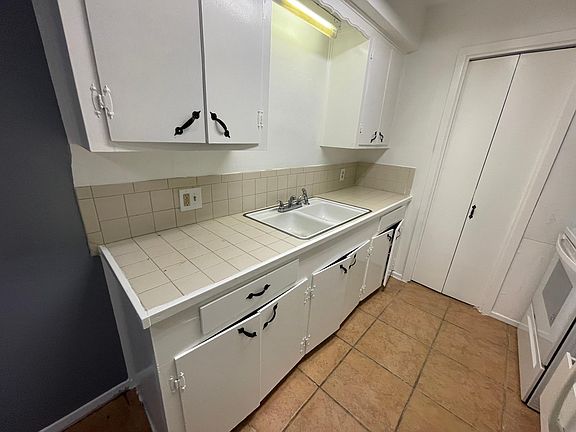 3rd image of 1109 8th St #5