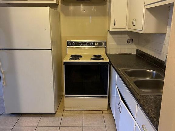 4th image of 2826 S Pennsylvania St #B17