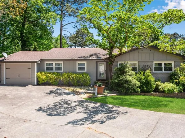 6275 Woodlake Dr, Buford, GA 30518