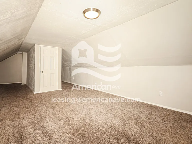 1097093_012_bedroom_13.jpg