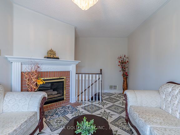 5th image of 121 Bighorn Cres