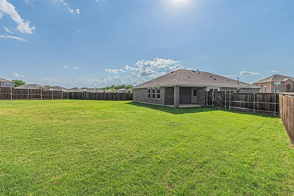 4 bed, 2018 sqft, $2,199 — Photo 3
