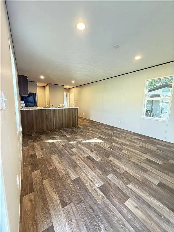 3 bed, 2.0 bath, 924 sqft, $1,600 — Photo 3