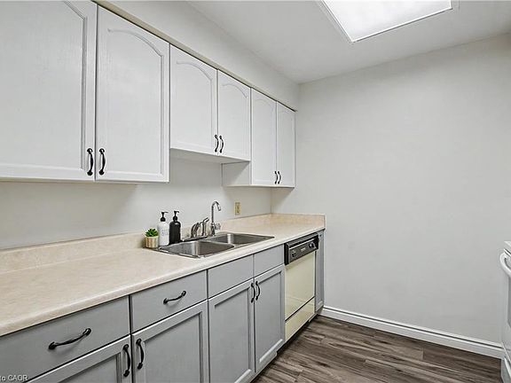 4th image of 20 Ellen St E #207