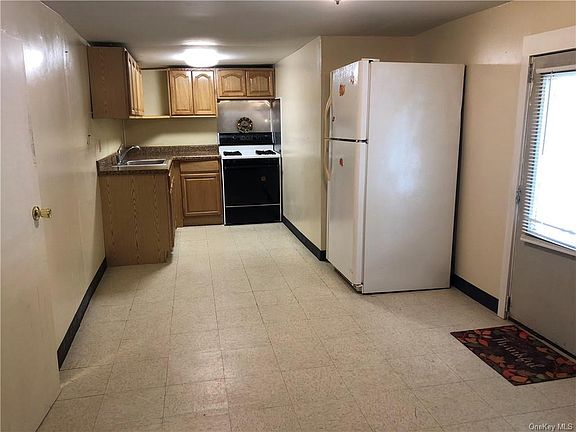 3rd image of 8 Cedar St