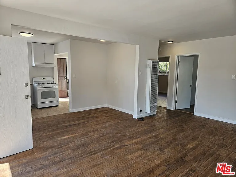 263 E 84th Pl — Photo 4