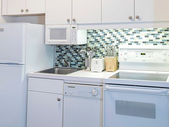 4th image of 150 W 51st St APT 924