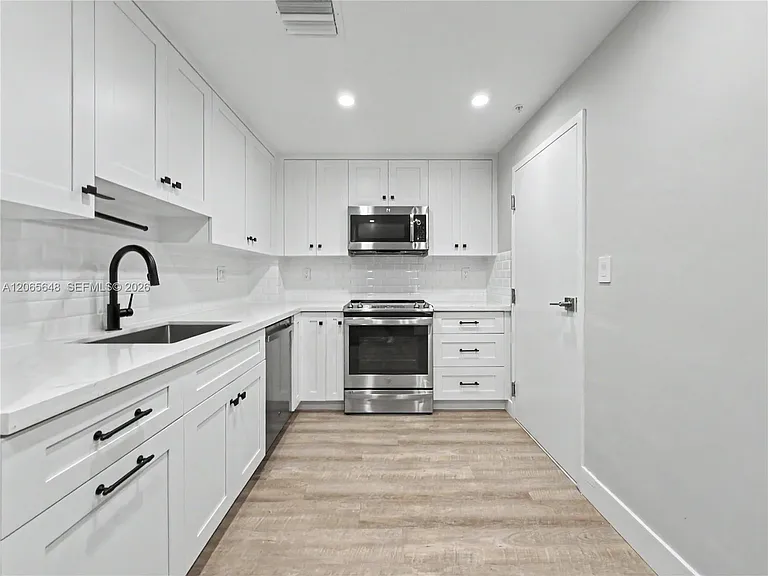 90 Edgewater Dr #818 — Photo 2