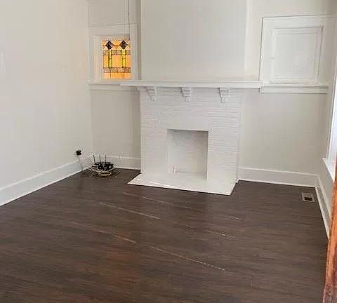 3rd image of 4443 Pershing Ave #1E