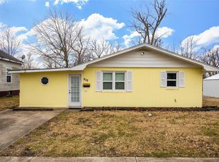 808 N Charles St, Carlinville, IL 62626