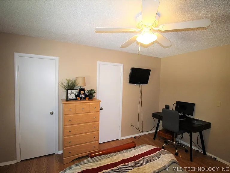 6722 S Lewis Ave — Photo 2