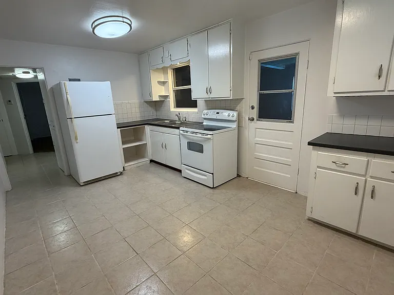 114 E Evans St — Photo 6