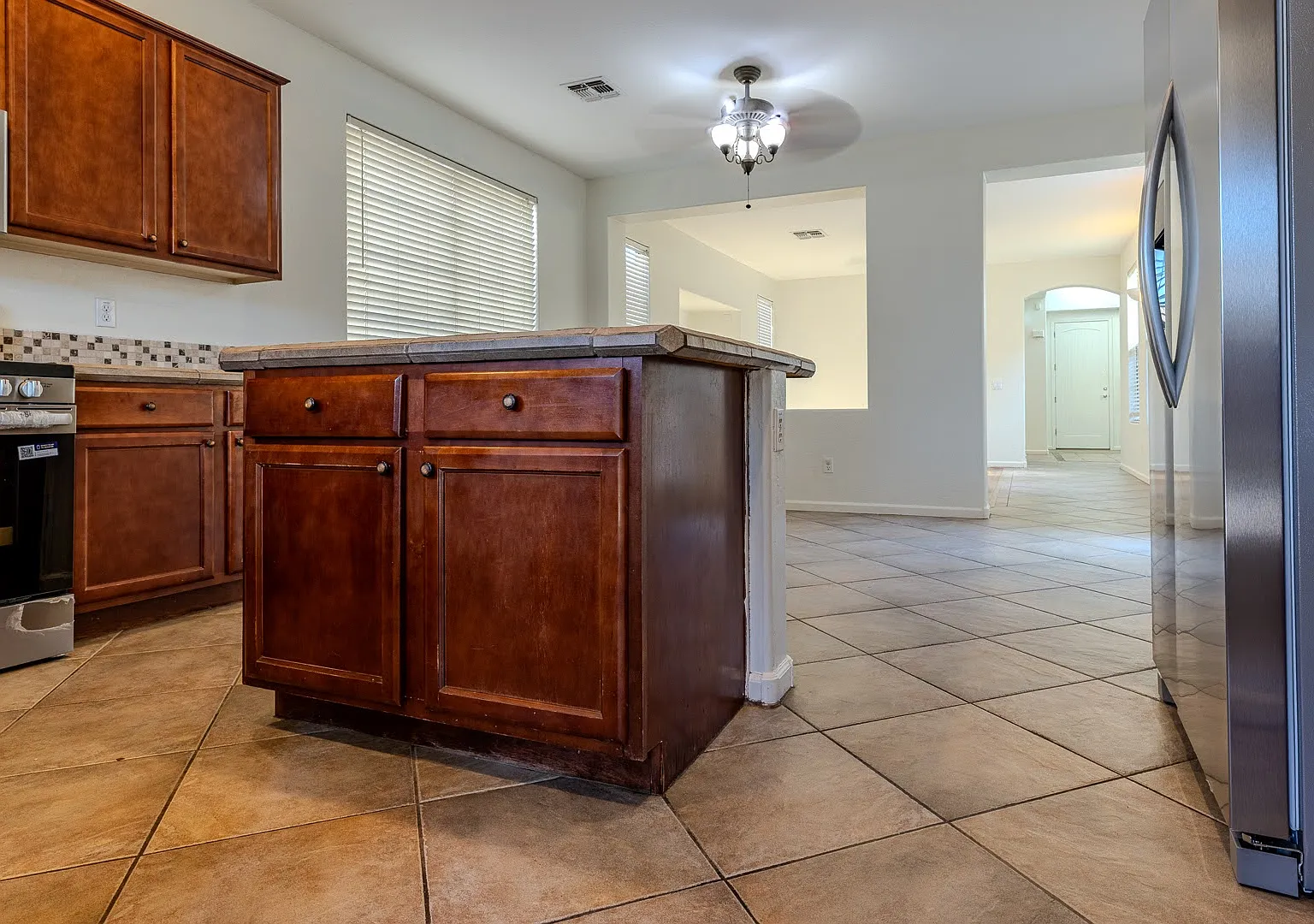2051 E Carla Vista Dr — Photo 3