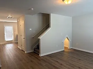 1056 Astoria Dr #MAIN — Photo 5