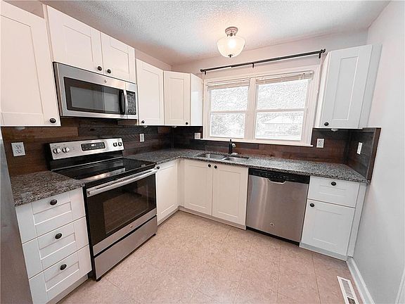 5th image of 1701 N Kiger Rd