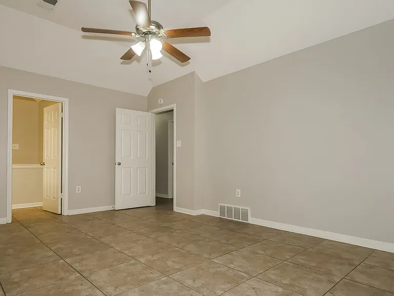965 Hunters Point Dr — Photo 10