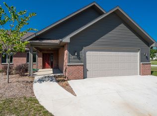 203 Windmill Ln, Walworth, WI 53184