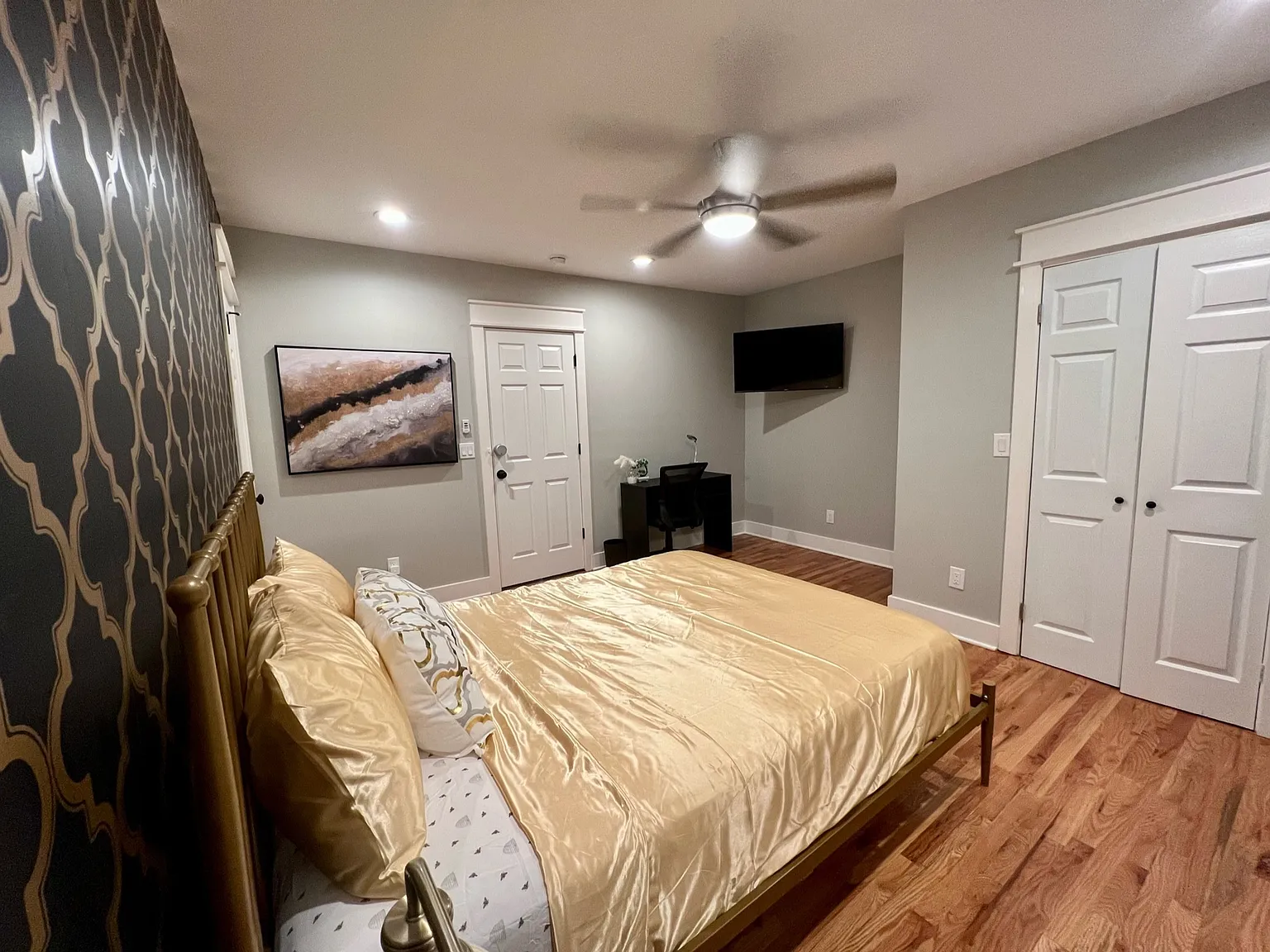 6 bed, 2600 sqft, $1,000 — Photo 2