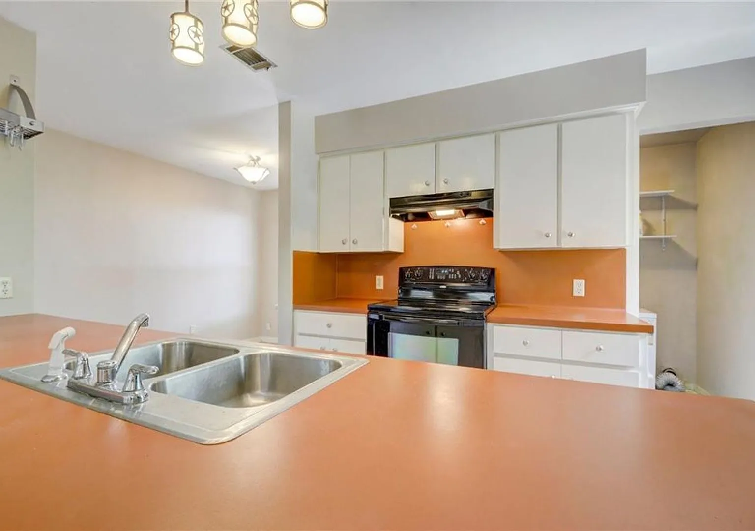 1305 Lorrain #E — Photo 1